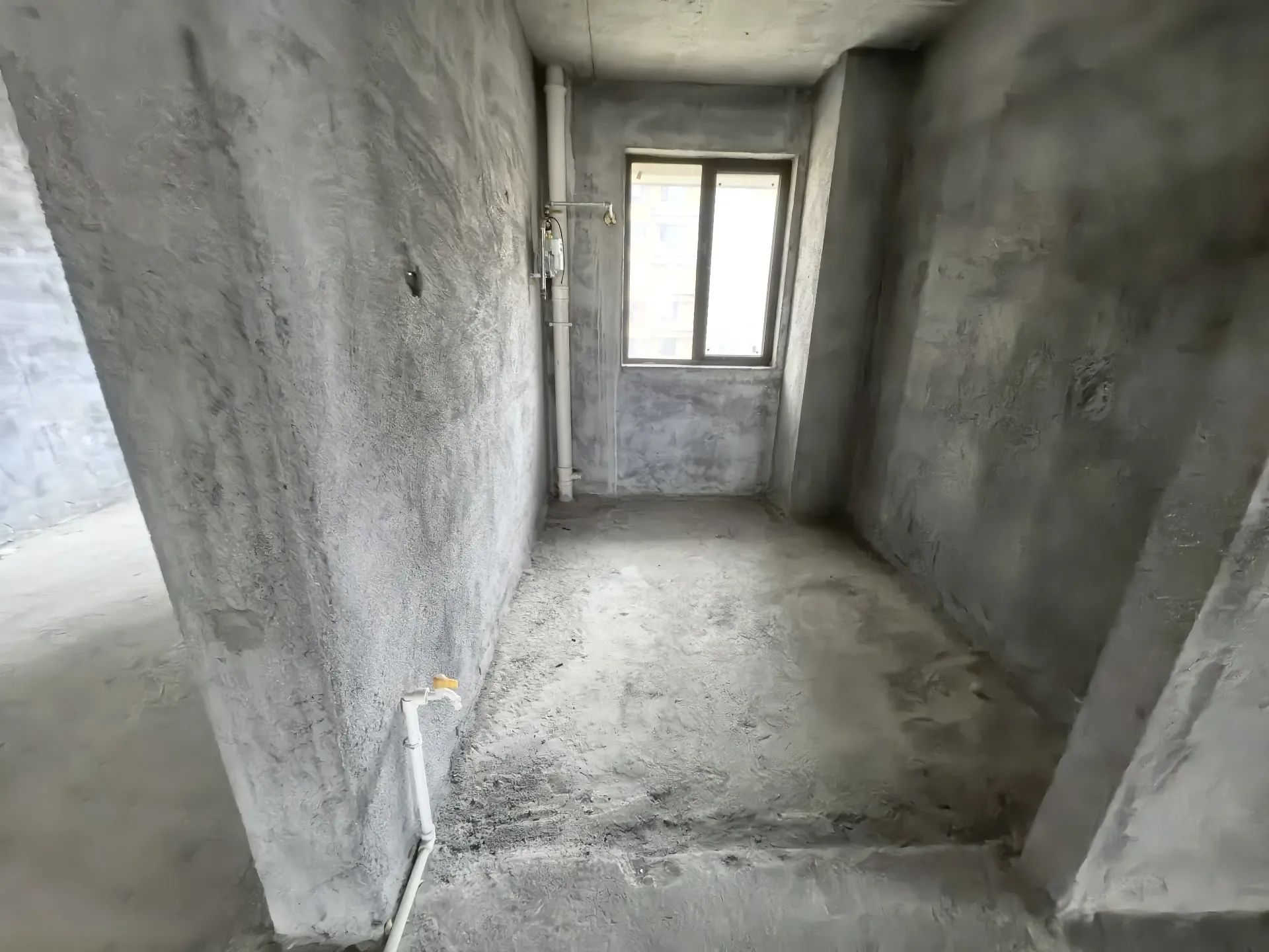 吾悦广场旁，荣怀及第世家，电梯好楼层，毛坯现房。大四房宽敞通透，证满二