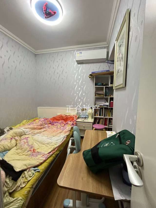 急售，新城壹号四期，湖景房，精装三房，一口价49.5万，拎包入住，证满二