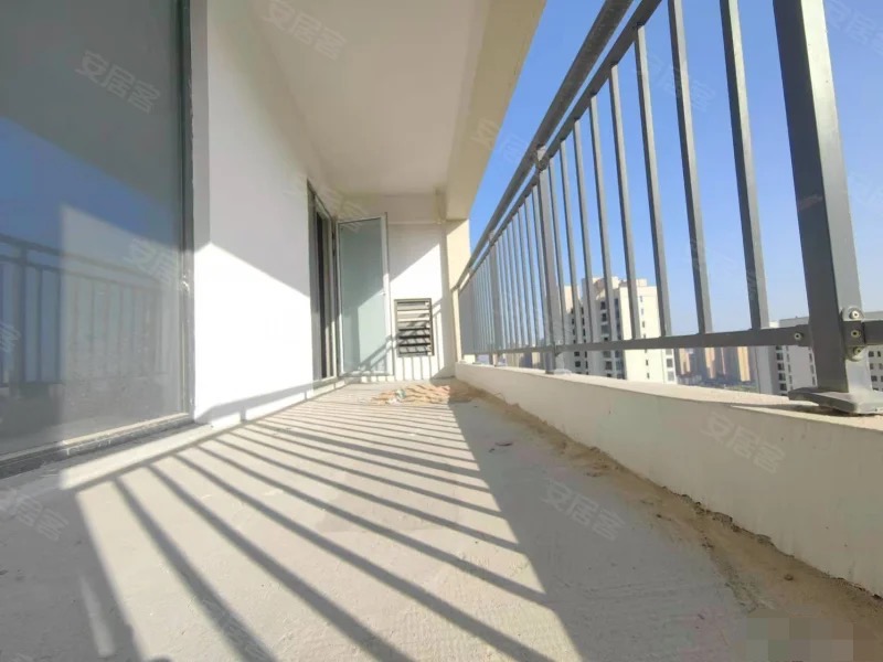 249.，降价了，房东急卖，蓝天花园，电梯28楼，东边户，一梯一户，三房两厅两卫，南北通透