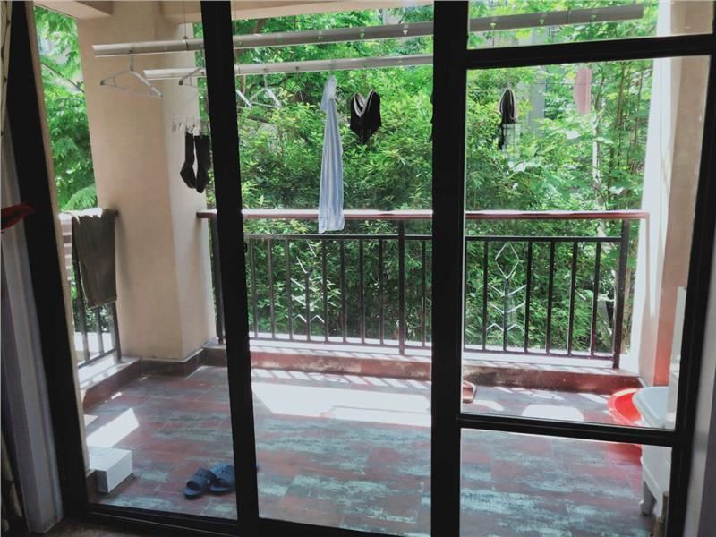 绿地华庭，精装大三房，小区环境好，绿化好，成色新！欢迎看房