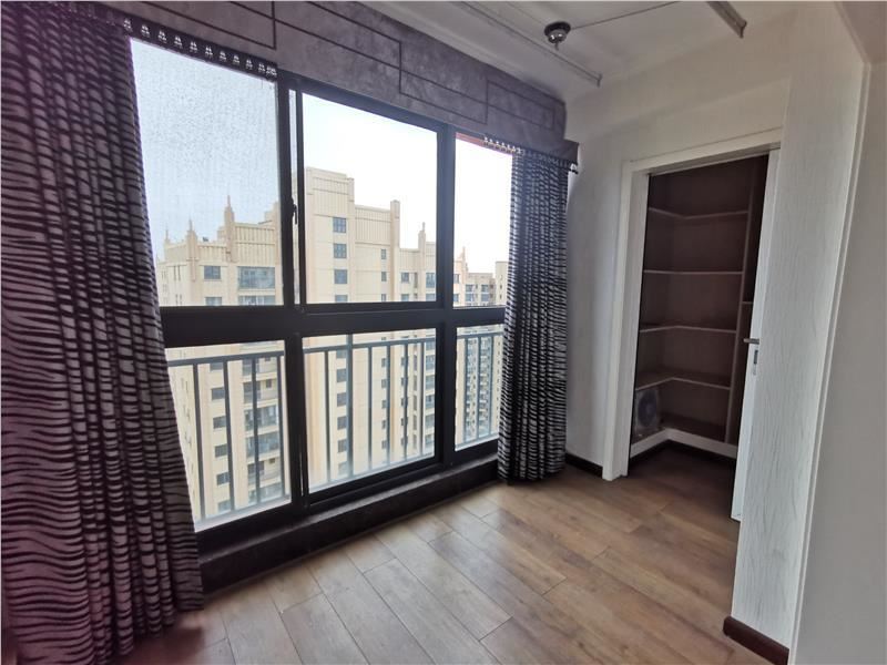 满庭春全屋订制精装修，湖景大四房只卖毛坯价，户型方正采光 