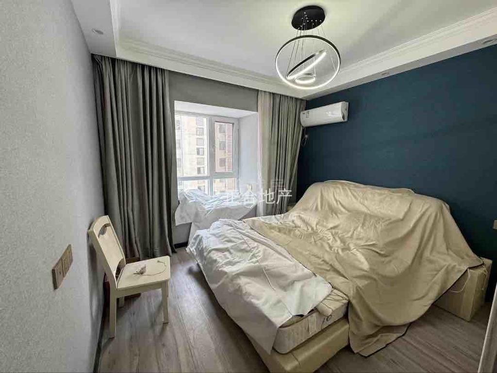 仙桃江滩公园旁，电梯小高层，9.9成新，精装三室两厅两卫，南北通透