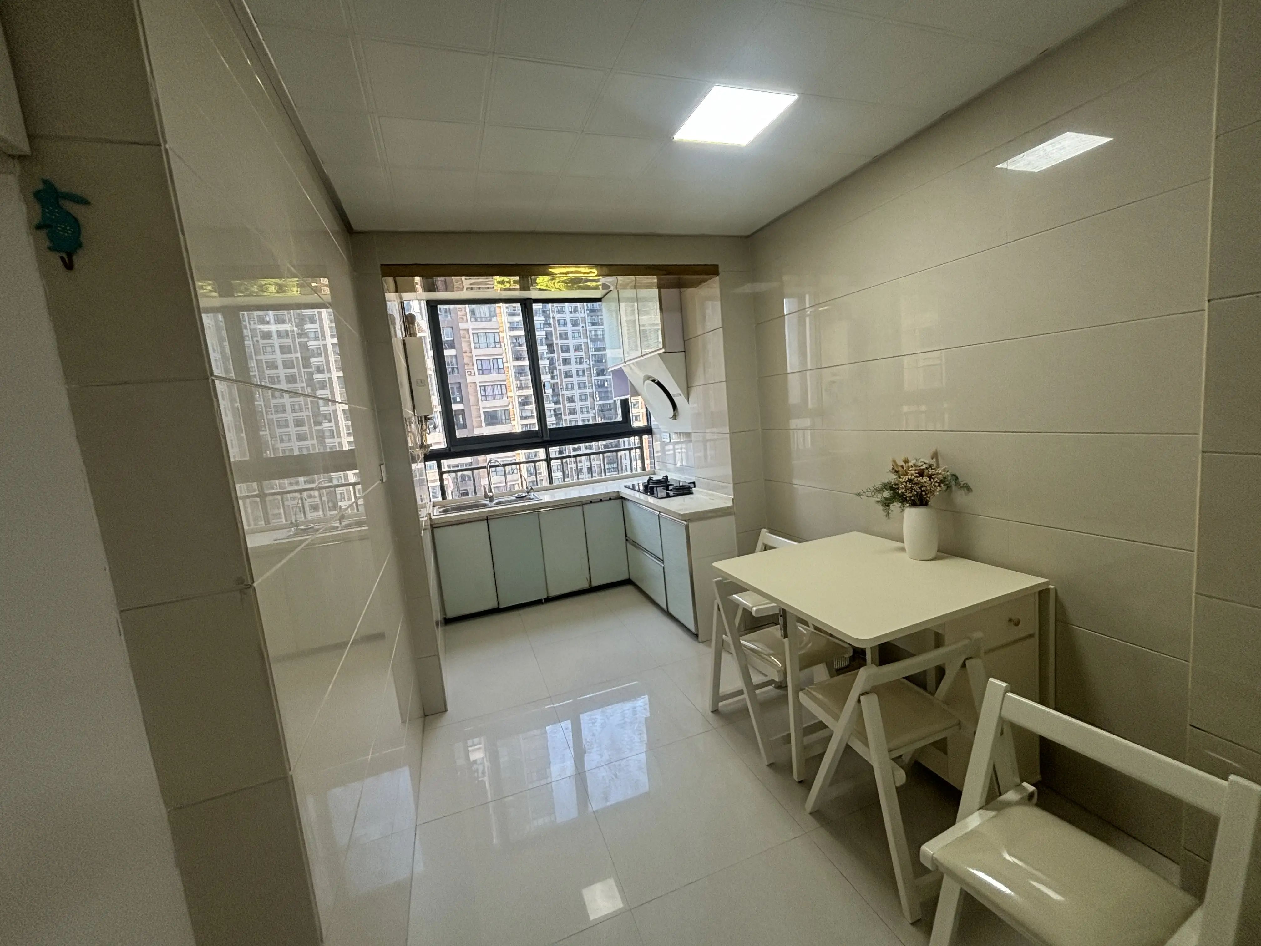 急售合和国际好楼层90平小三房成色新总价低，领包入住