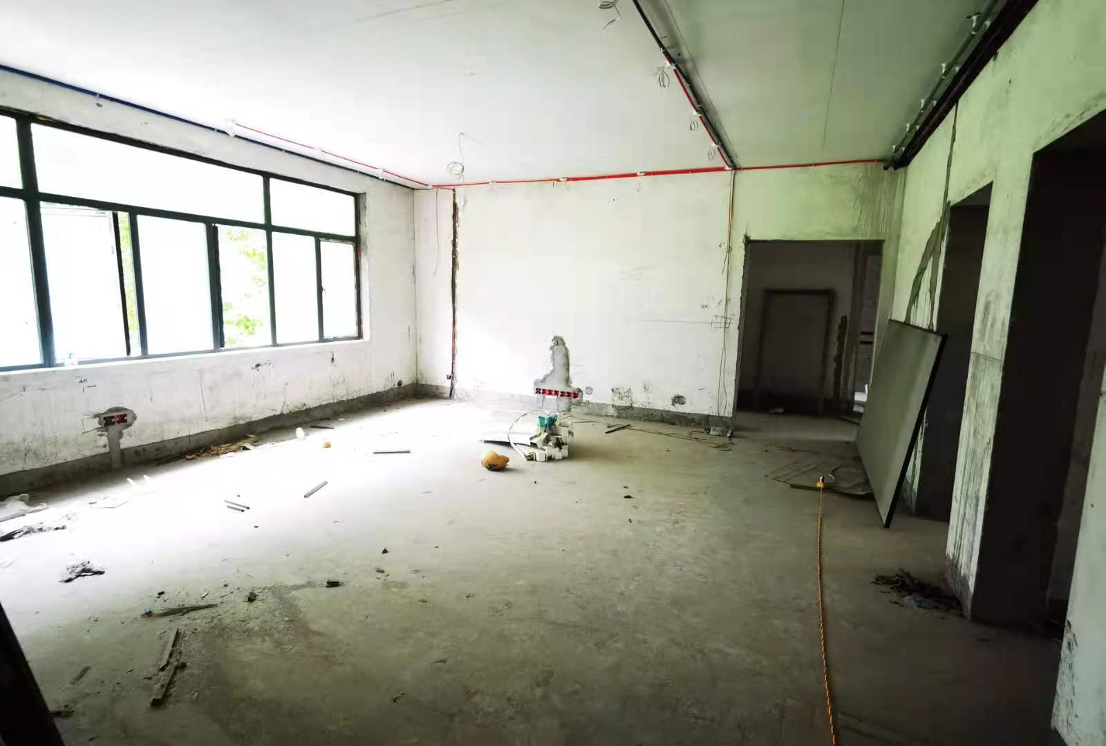 党校宿舍 清水毛坯简单装修了哈  有院子停车  住起来又安静 外观也新