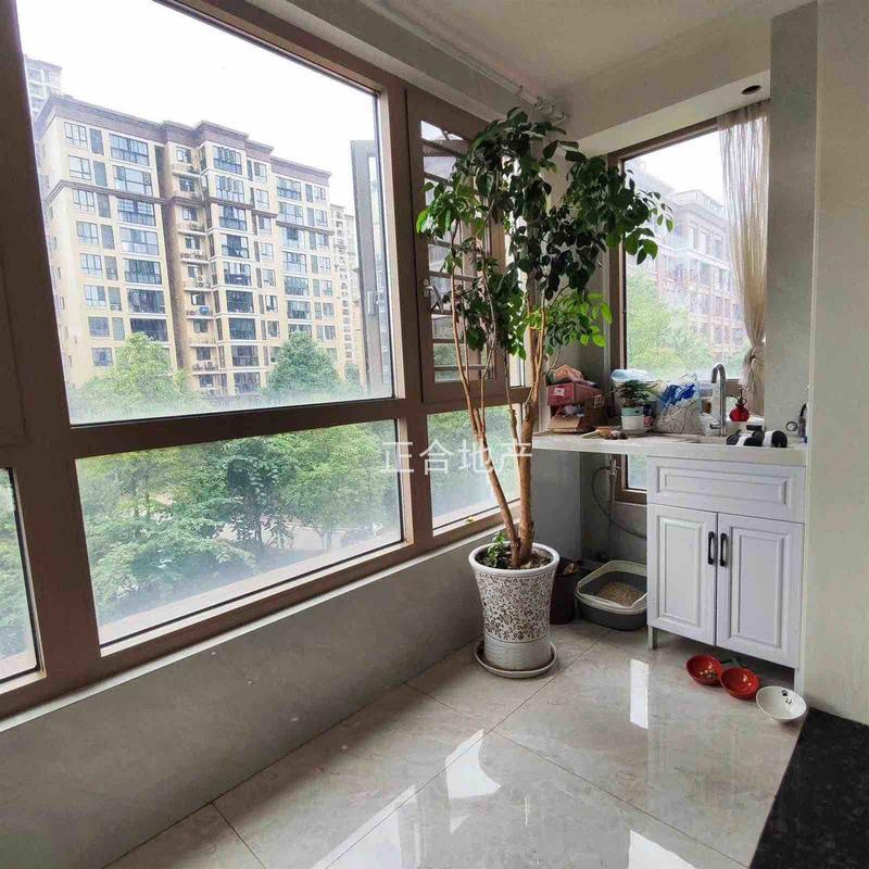 城南新城壹号五期，精装三房，成色新，边户，南北双阳台。证满二