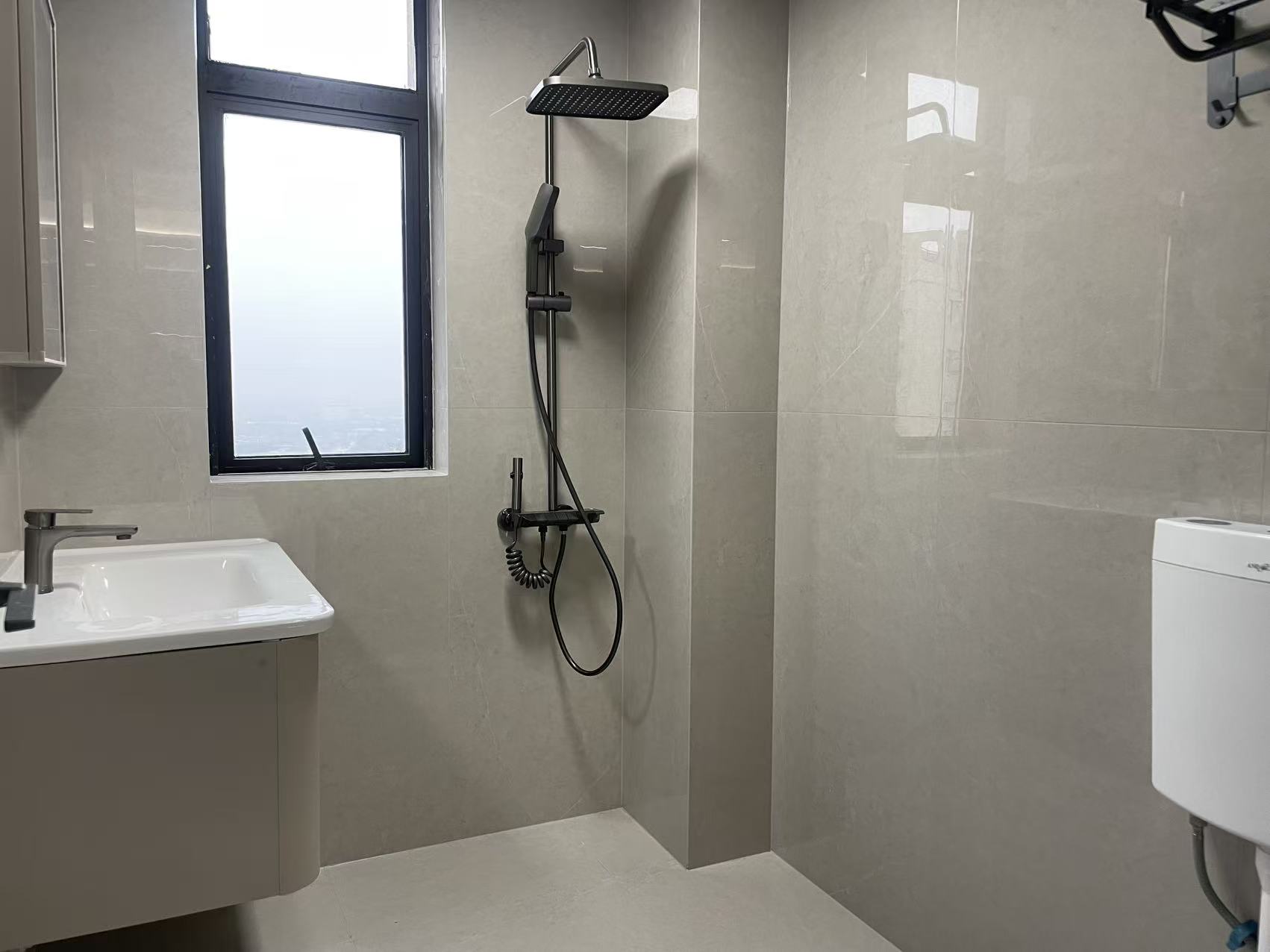 御湖世家3室2厅2卫全新精装修家具家电全配拎包即住！居家的理想选择!