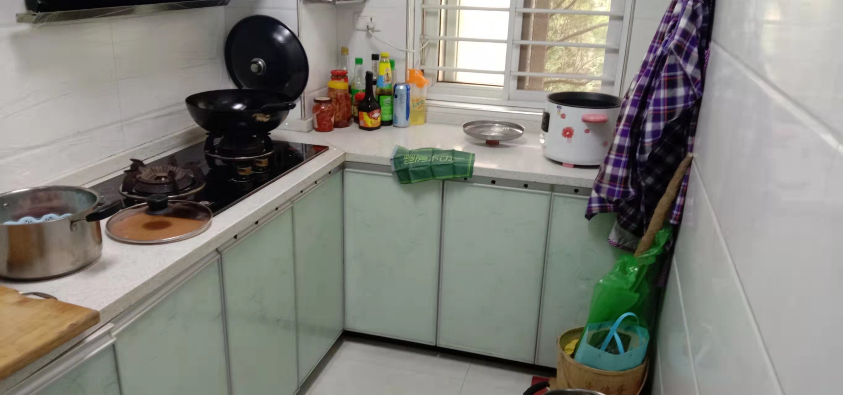 明珠新城精装三房拎包入住看房方便家里住的很少保养的不错哦