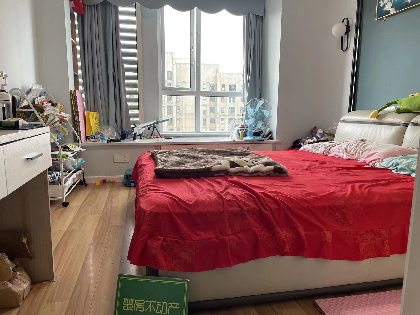 新叁仲门口，元泰未来城，精装三房，很少住人，好楼层，拎包入住，