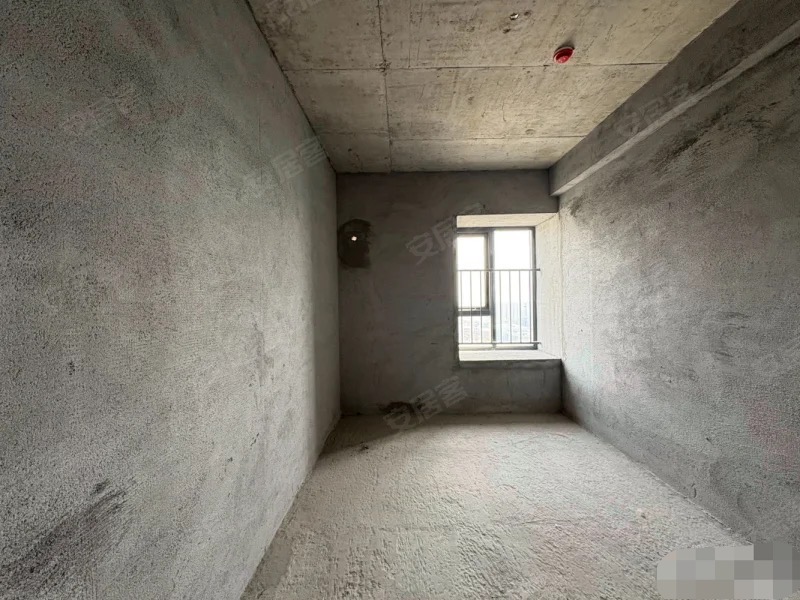 城南，蓝天白云，好楼层，毛坯三房两卫，证满二，业主急售！