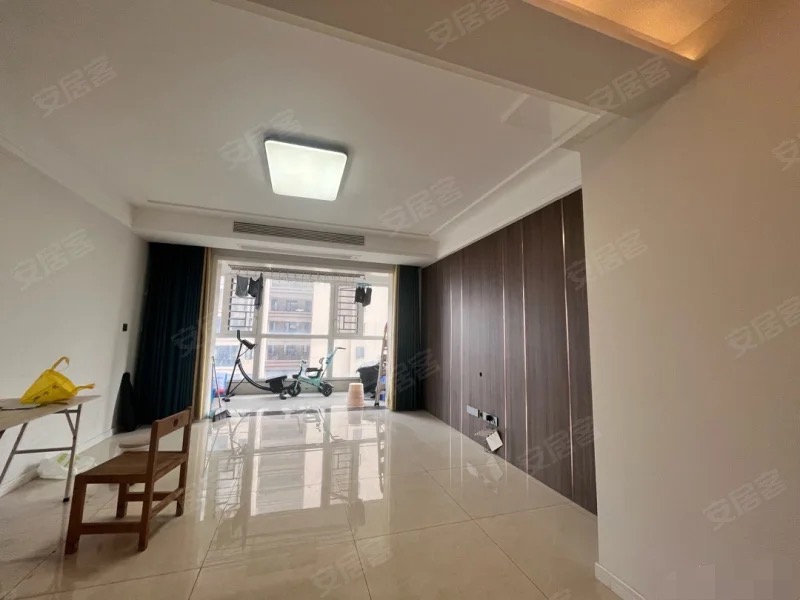 房东亏本出，城南， ​荣怀一梯一户，精装三房，单价5800，电梯中间楼层，证满二