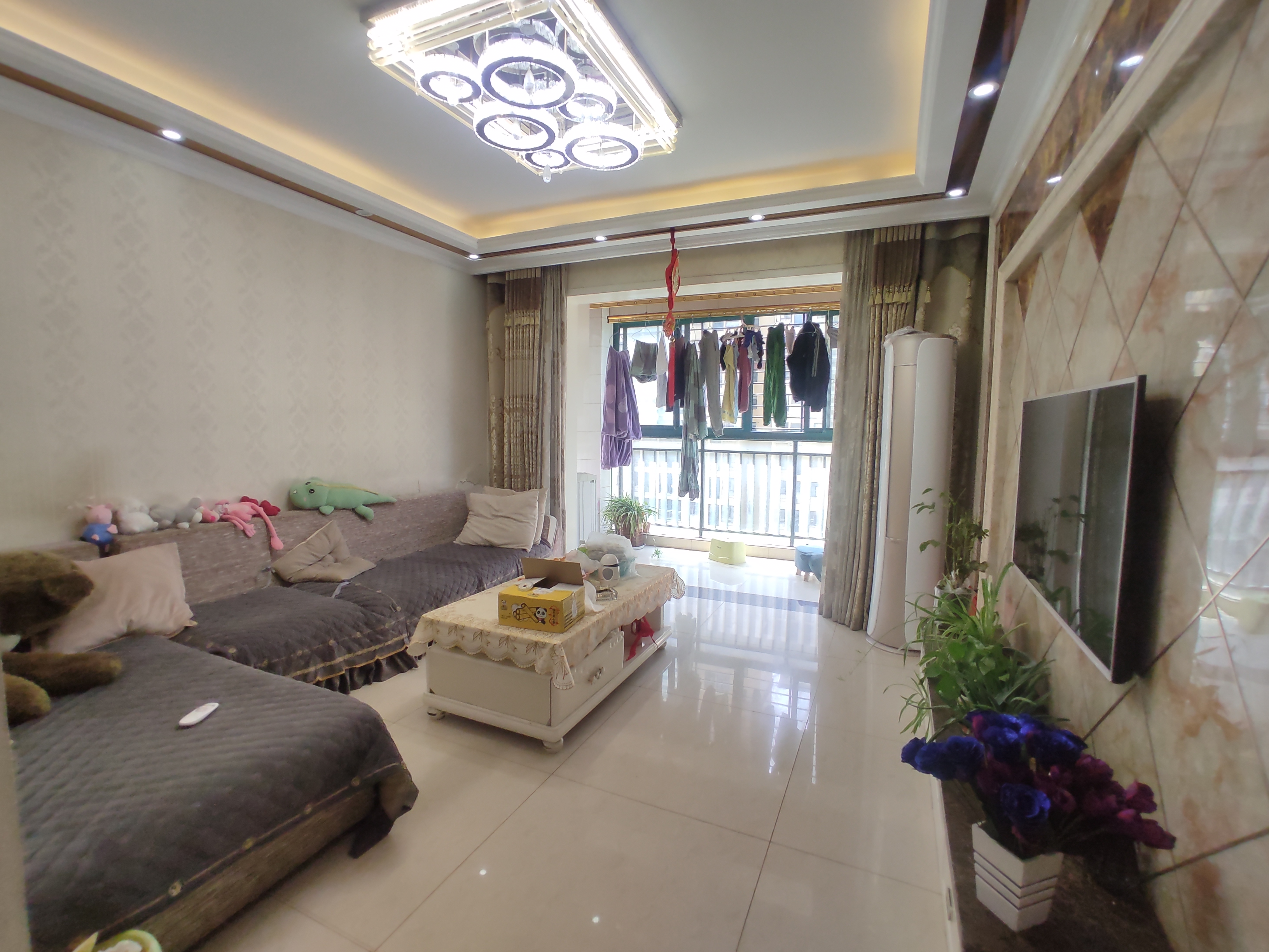 新城一号.精装三房.小区出行方便.证件满二.看房方便