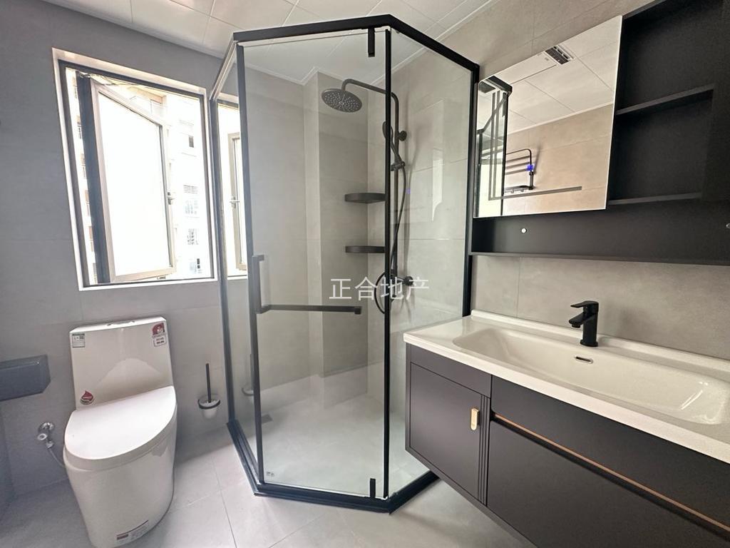 城西，业主怒亏近30万，精装三房两卫，电梯15楼，9.9成新，纯边户，仙桃二小，证件满二