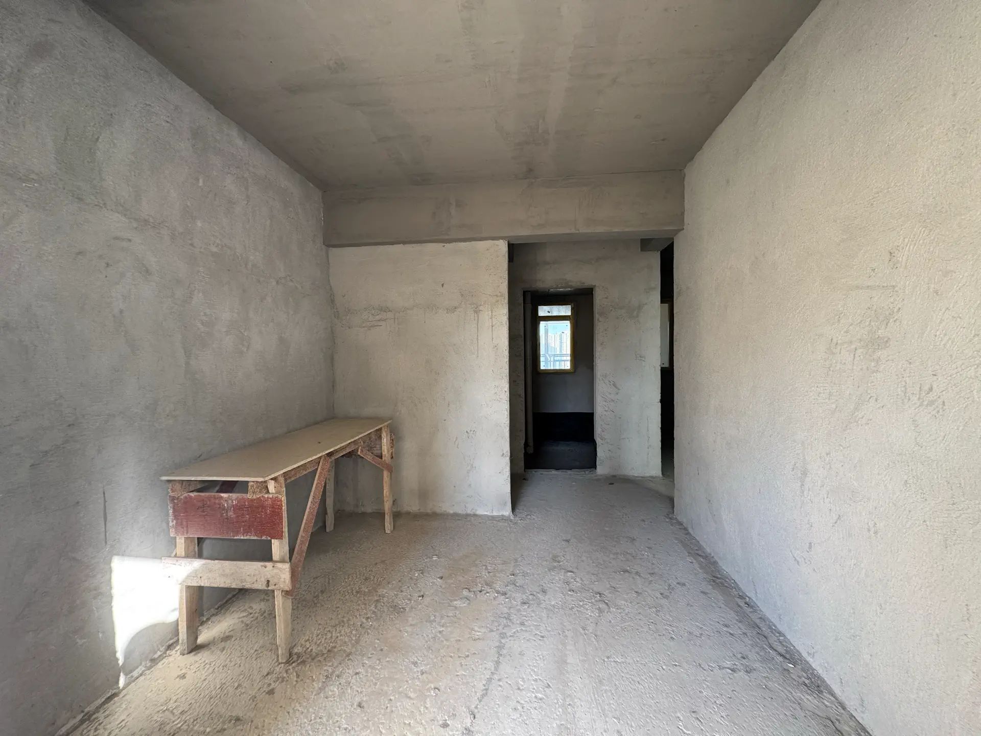 朝阳xiao学对面，朝阳丽景，毛坯小两房，好楼层，双书包房，证满二