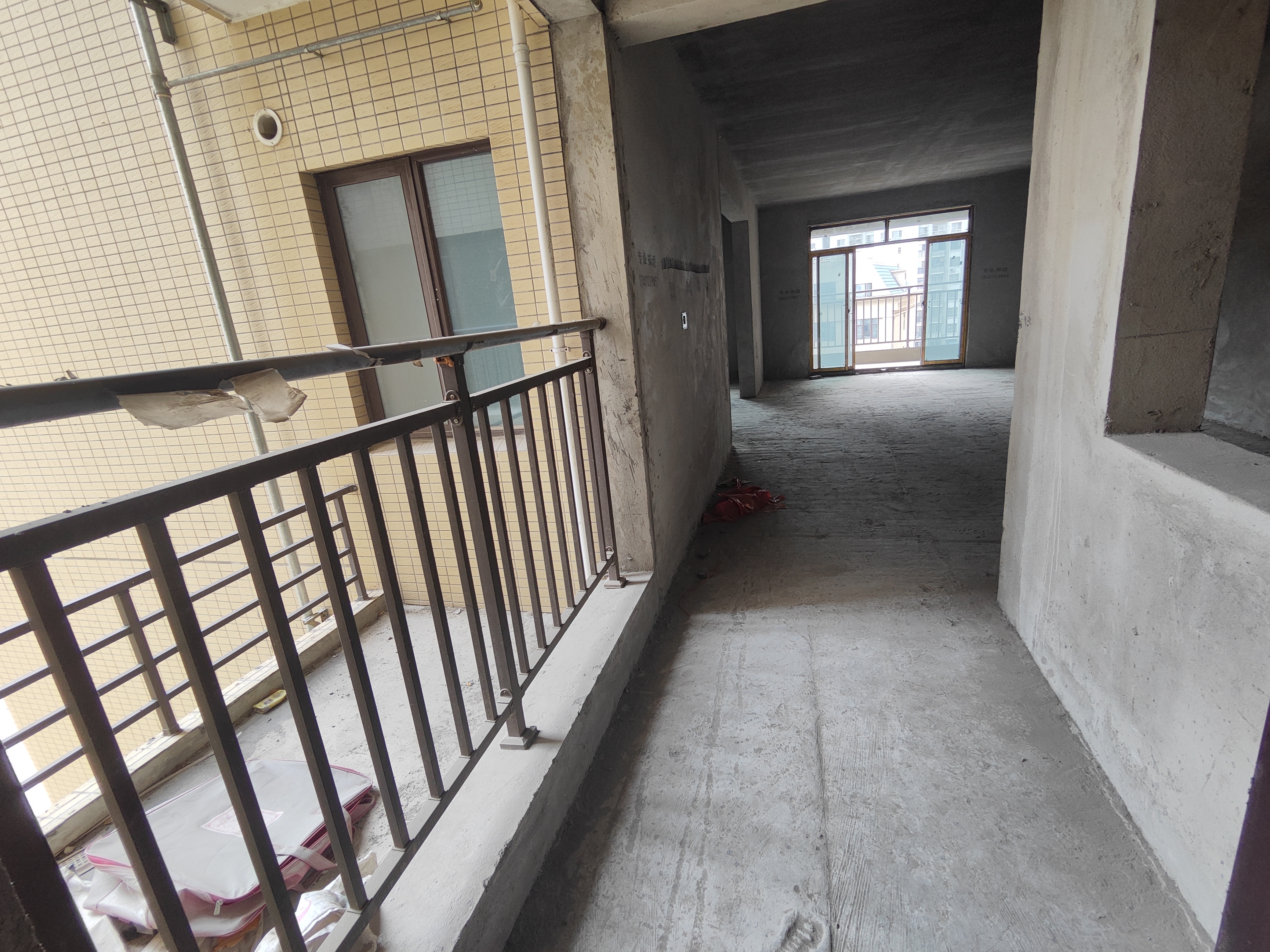 领秀城毛坯大三房三开间朝南满二证在手人车分流小区