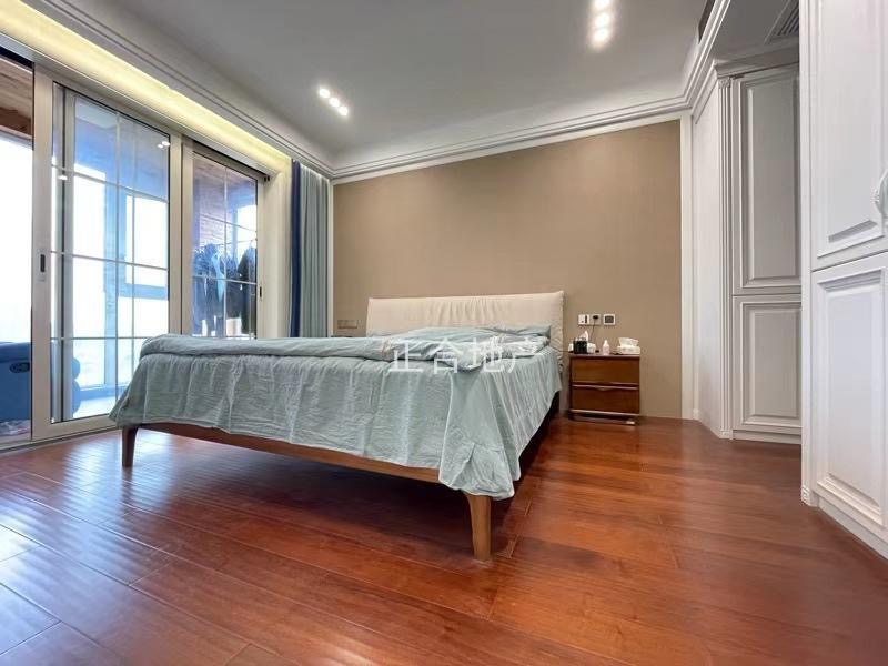 城南新城一号四期湖景房，精装大三房边户，全屋地暖，中央空调，中间好楼层，成色新证满二