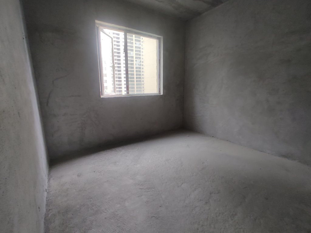 新城名都.城南人车分流的小区.毛坯大四房.南北通透超大阳台.看房方便