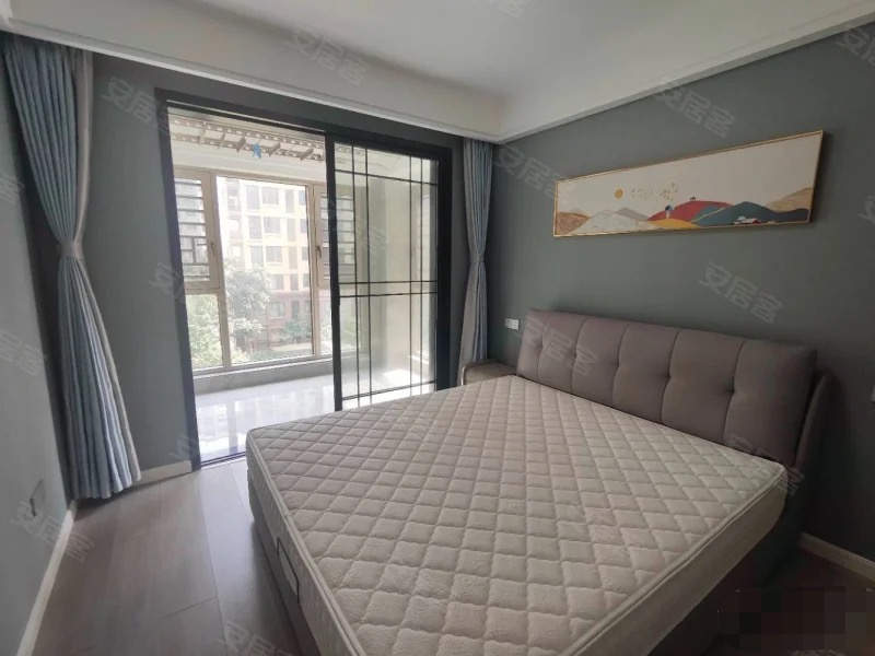 大捡漏，亏本出售，急售，领秀城,​装修9.5成新，单价6400，送地下停车位，