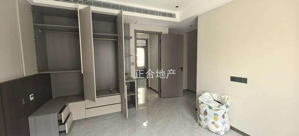 蓝‮花天‬园一‮一梯‬户，精装三房，地暖+中央空调，一‮未天‬住，小高层电梯12楼，双阳台