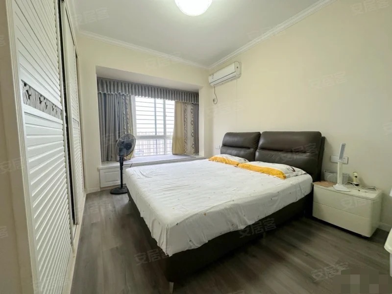 新妇幼对面，鸿昇现代城，精装四房，全屋品牌家具，南北通透，户型方正，采光好