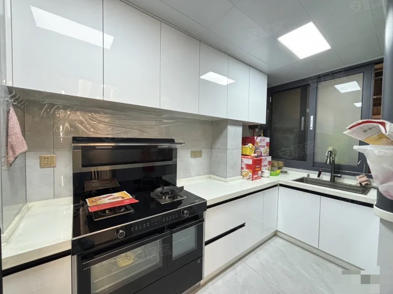 降价了，，业主急卖，御湖世家，业主亏本出售，精装三房两卫，9.5成新！送车位，品牌家电，全屋中央空调