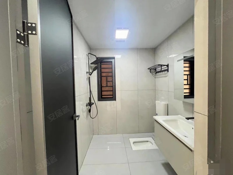 降价了，急售，供暖房，满庭春，一楼带大院子，全新装修三房，仙桃晓学旁