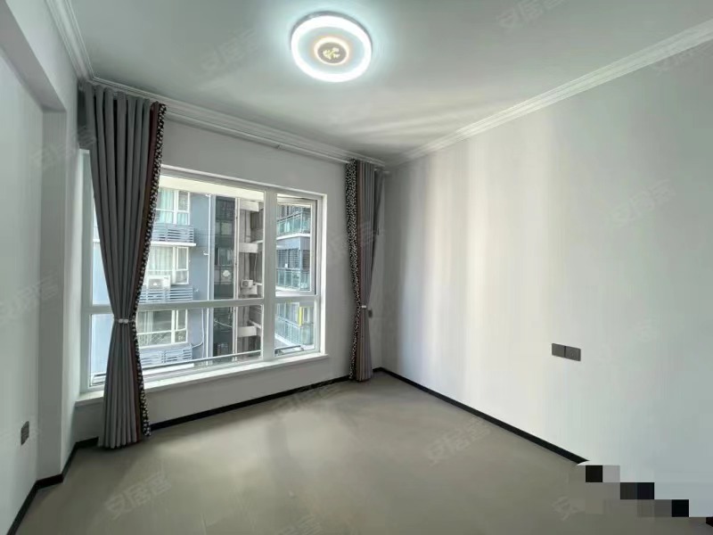 降价了，房东急售，城南福星城，全新装修。电梯中层，送30平大阳台，南北通透