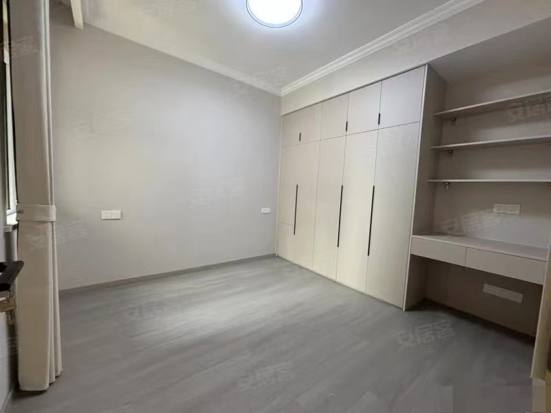 房东诚心出售，元‮未泰‬来城，17楼，​全‮装新‬修，单价6字开头，中间‬楼层，​满二，