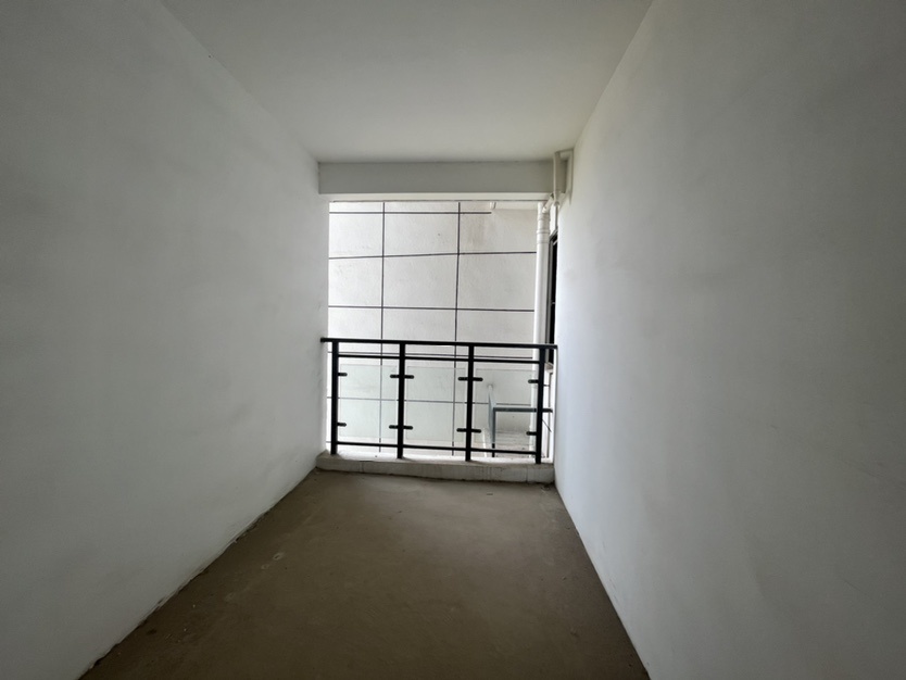 一中附近，城东，银湖城，电梯房小高层，好楼层8楼，有证