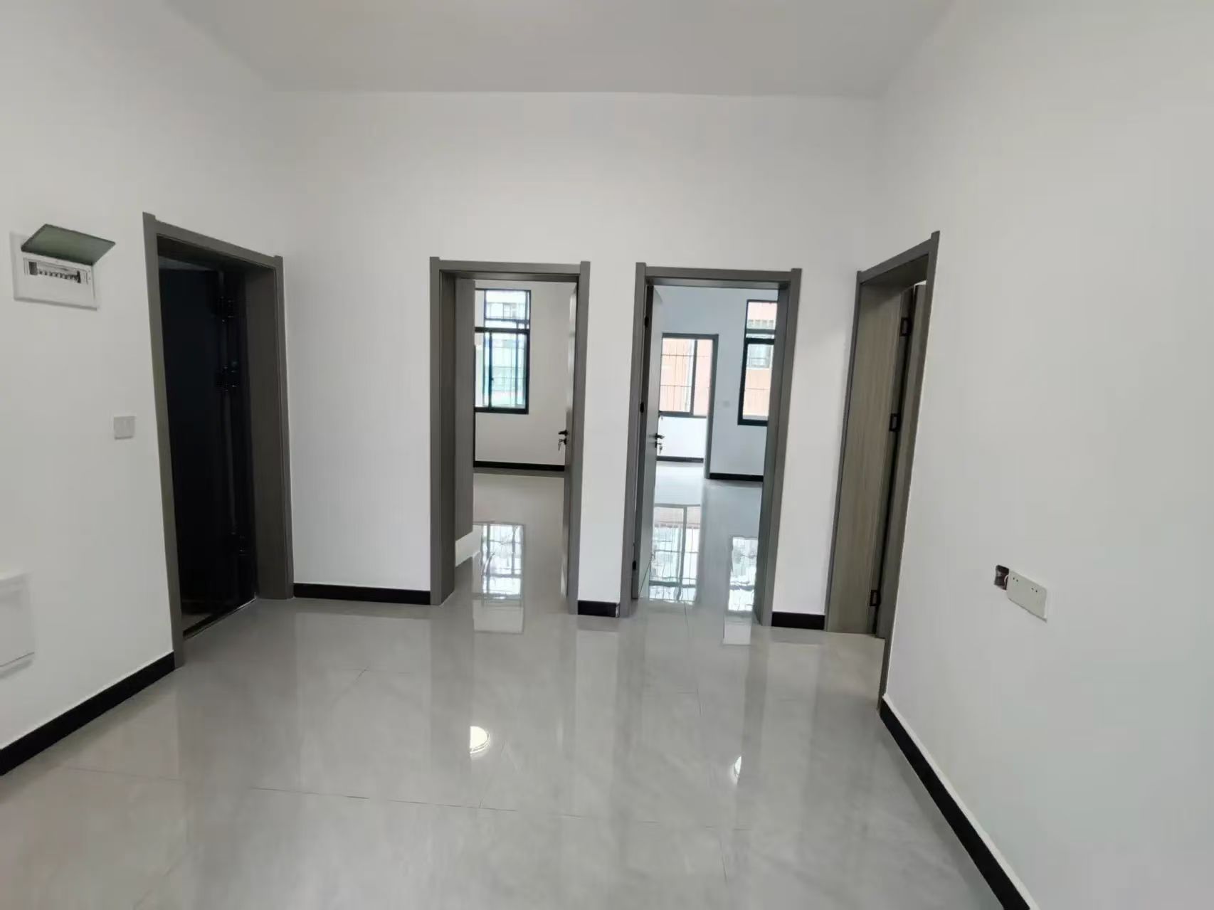 降价啦！商城旁边，步梯一楼，精装三房二卫，有证，有院子好停车