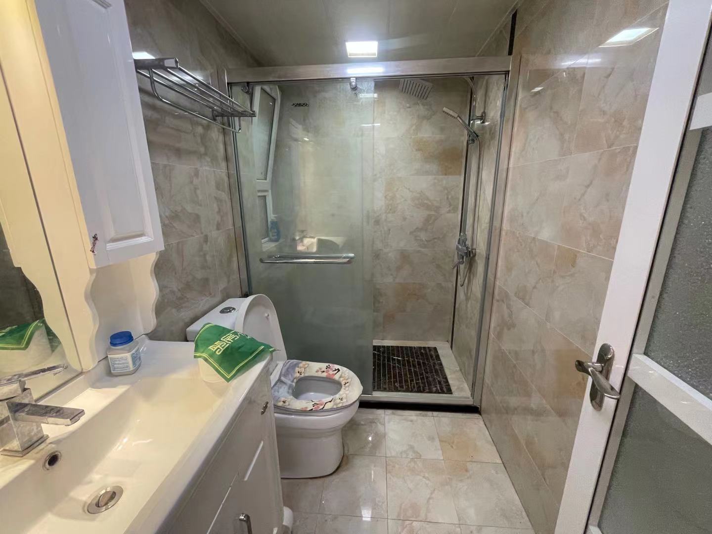 满庭春精装湖景房视野开阔家里都是品牌家电直接拎包住不用操心装修