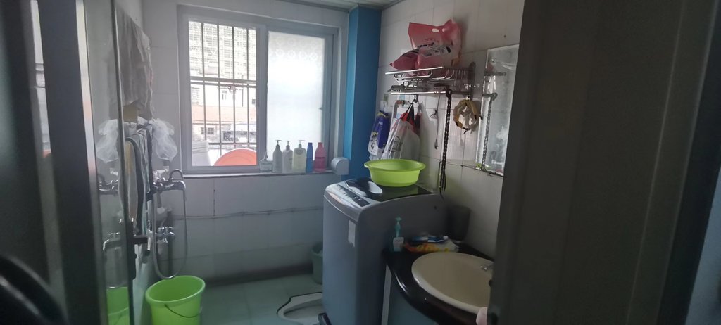 春江花园.精装三房.小区有出场好停车.房子成色新