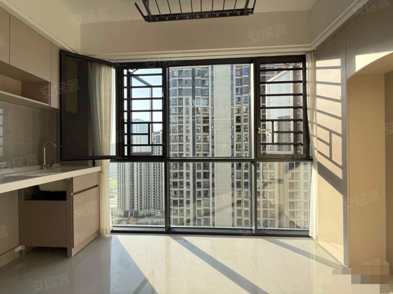 降价了，诚心出售，风和日丽，精装当做毛坯卖，好楼层电梯25楼，全新装修大两房，证件满二