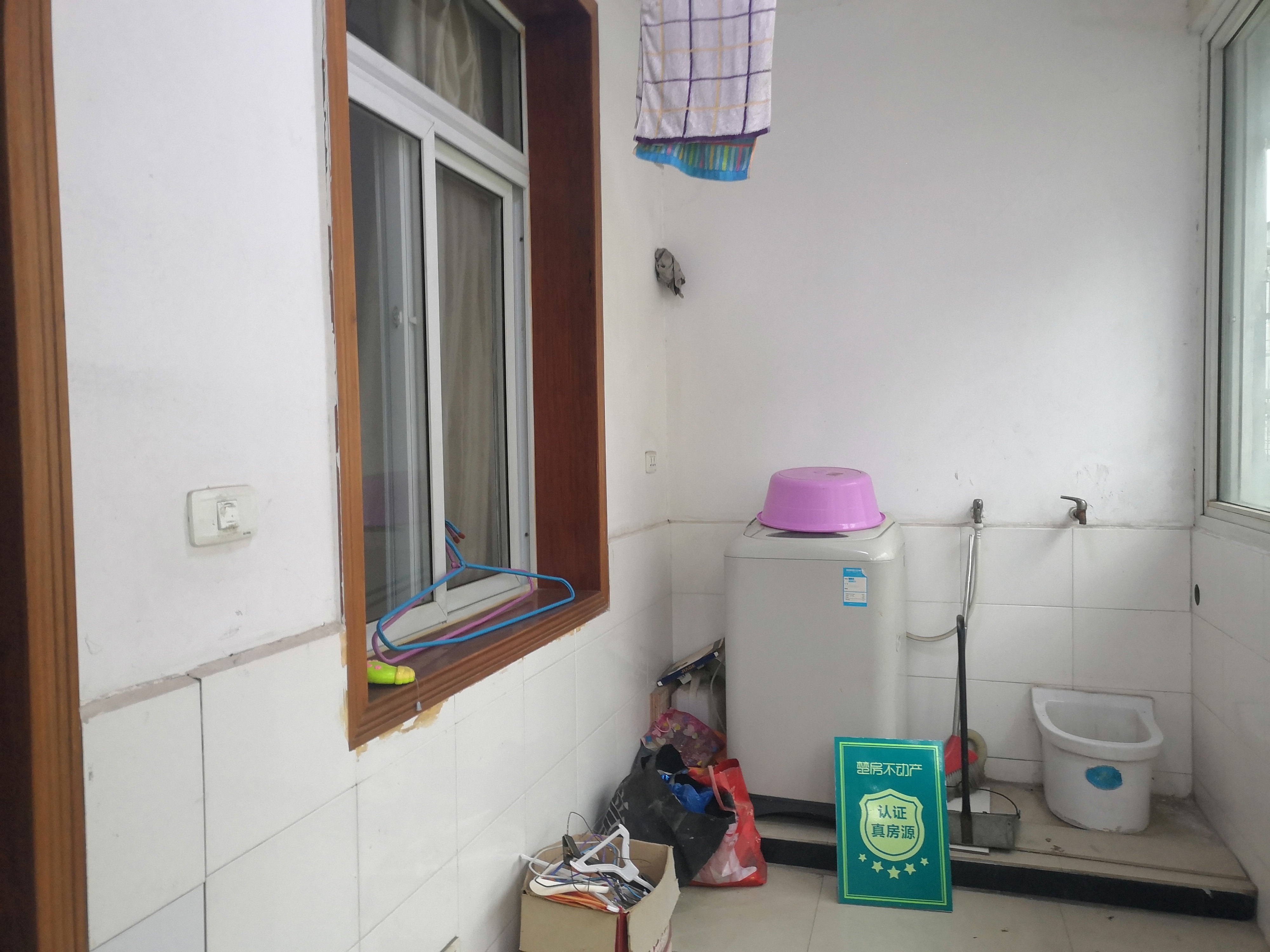 云顶酒店后润沁小区带装修两室半诚意出售