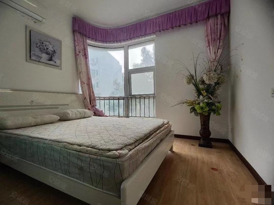 73，亏本出，房东急售，公园世家精装电梯三房，保养的很好，拎包入住