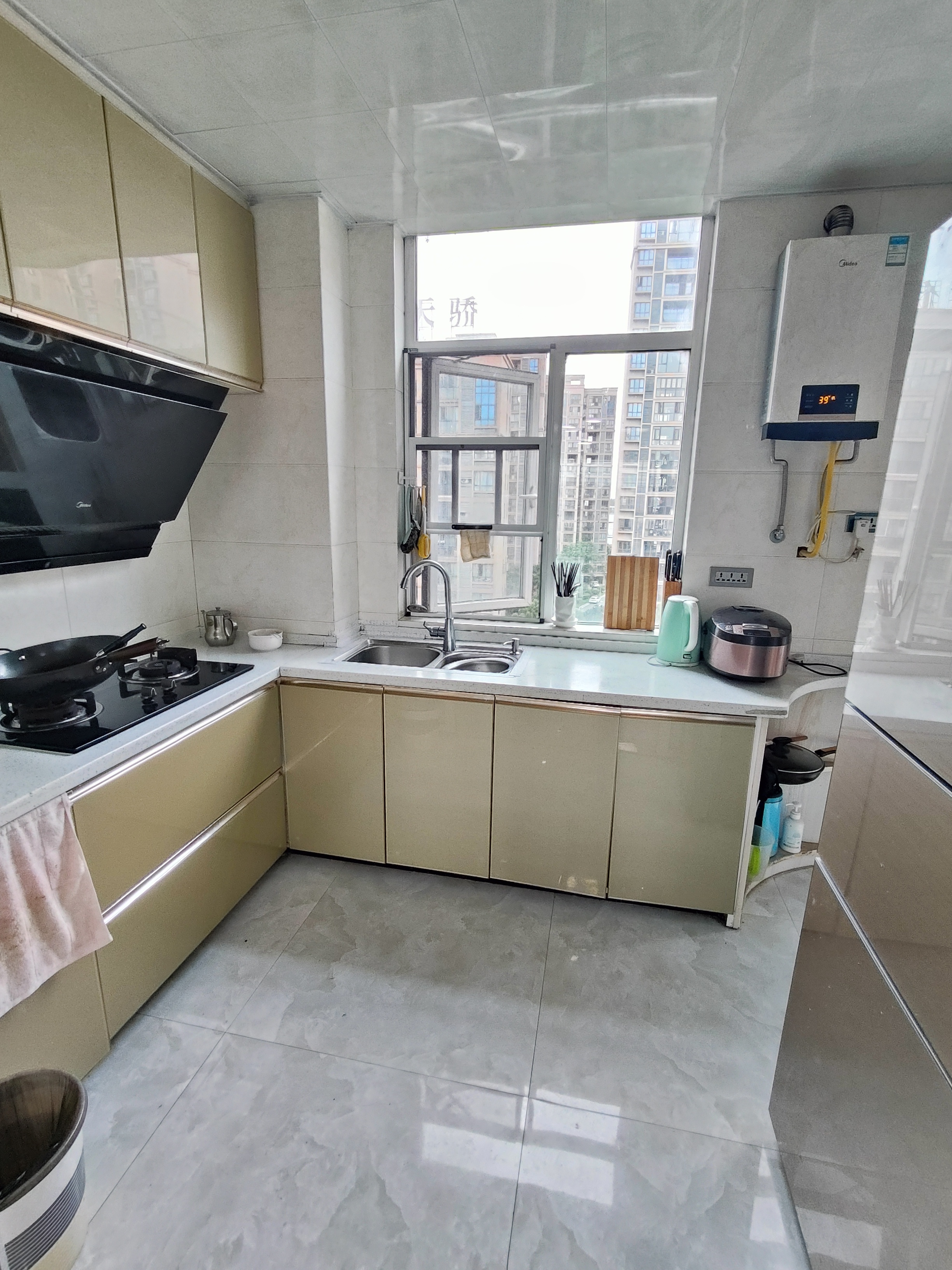 时代天骄.精装三房两卫.中间楼层.证件满二.