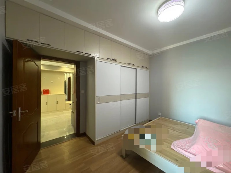 99，房东急卖，元泰精装三房，中间楼层，楼下商圈成熟，楼下就是三中，证满二