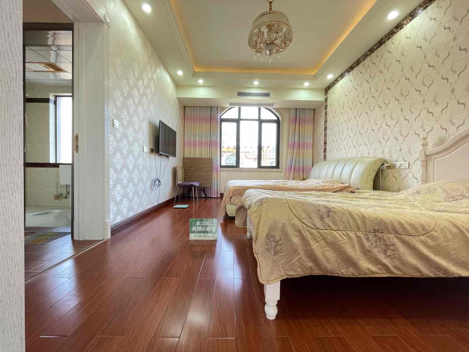绿地尚城，du栋别墅，地面两层，地下一层，地暖空调车库都有，三面du立庭院