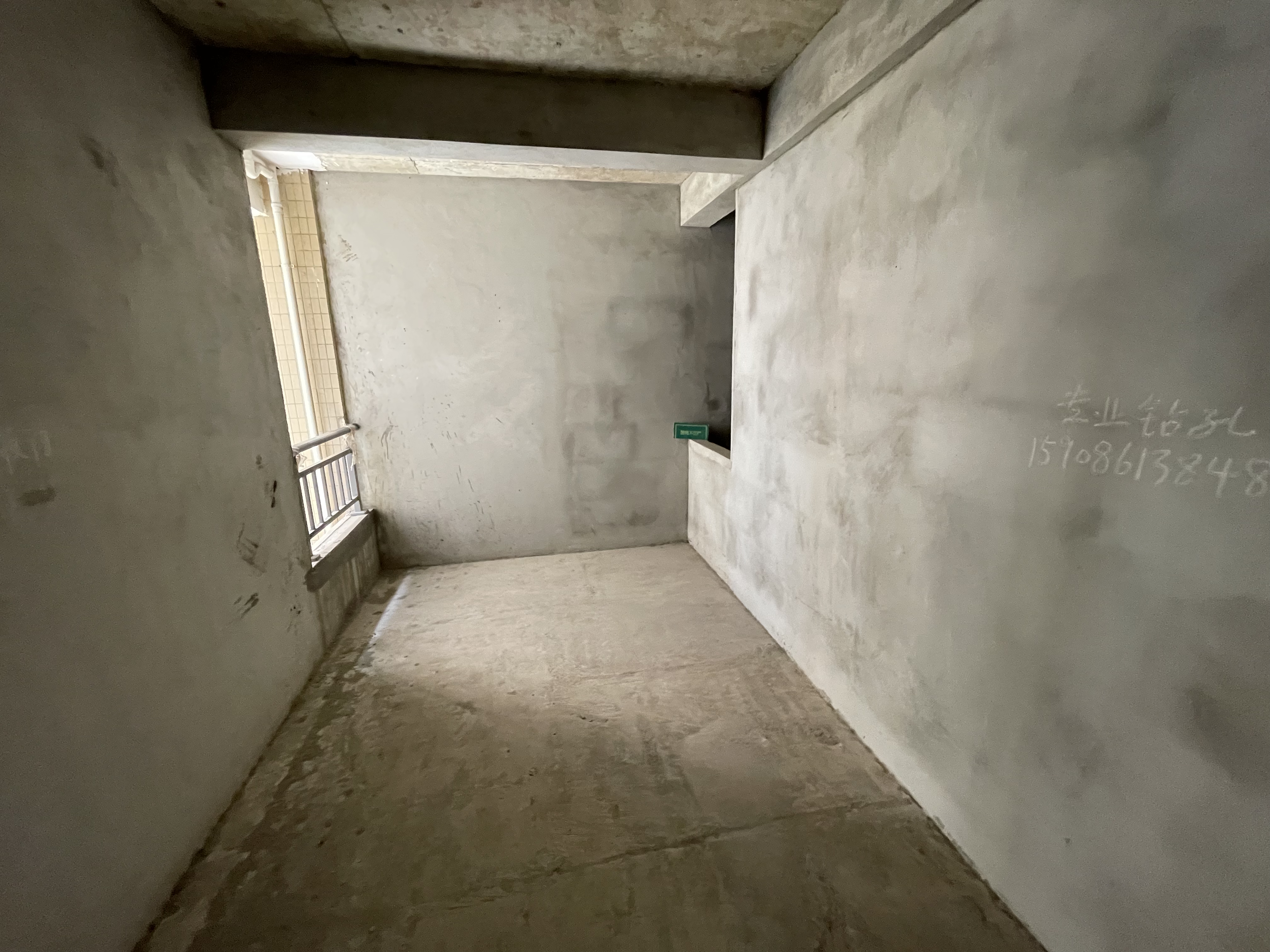 颐和公馆三房两卫颐和公馆毛坯小三房诚心出售看房方便