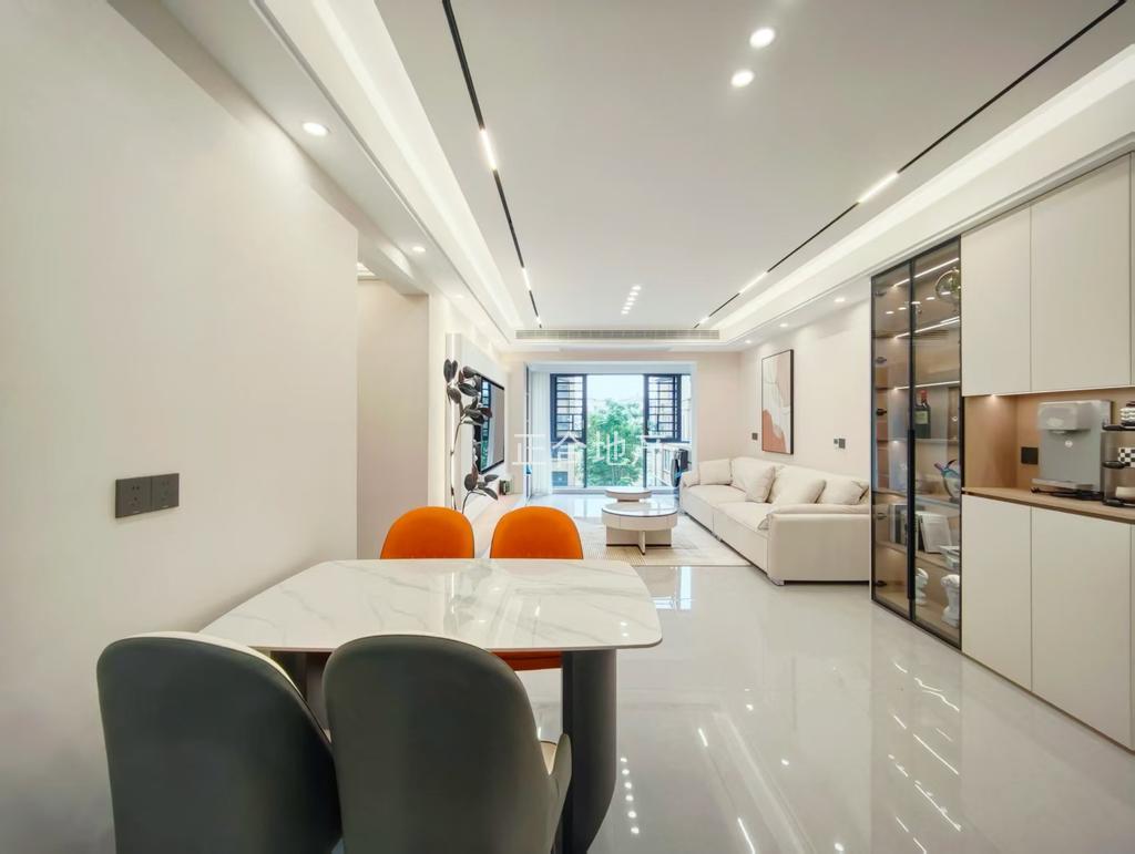 城南，御湖世家，全新精装三房二厅，证满两年，手付无要求，好楼层