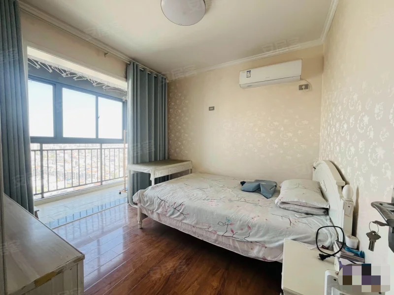 243，商城旁，三合鑫城，精装一室一厅一厨一卫，电梯房，边户，拎包入住，