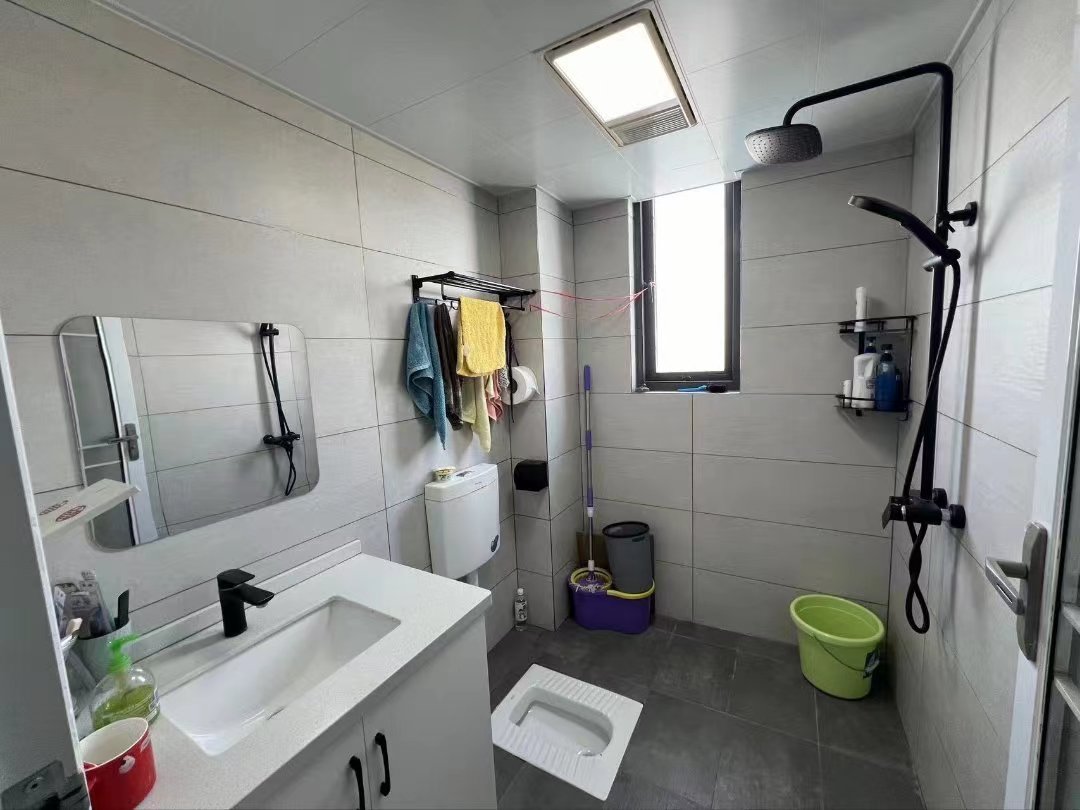 满庭春.精装三房两卫.小区环境好.出行方便.证件满二.看房方便