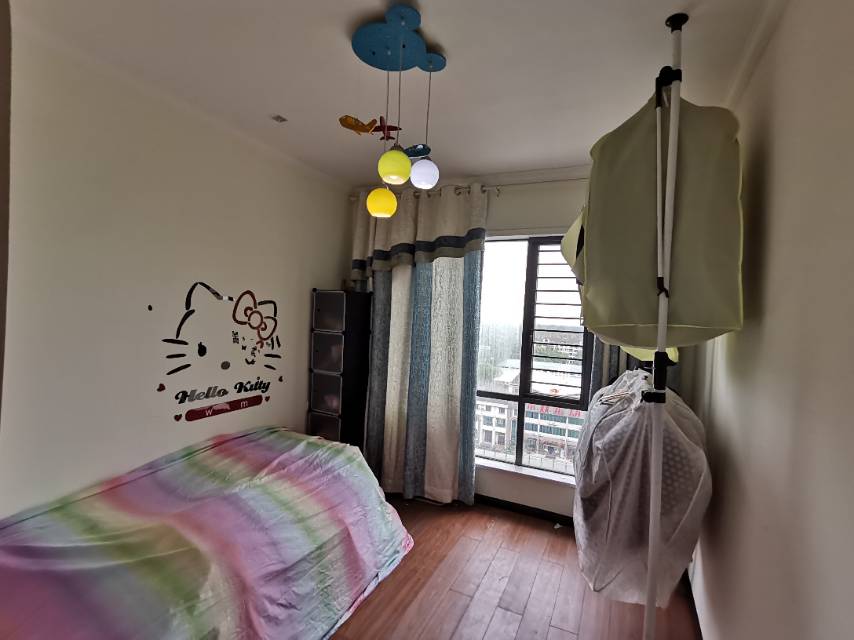 急售-绿地华庭天然氧吧，上下分层两户进出。产权面积254平米，使用面积315平米。