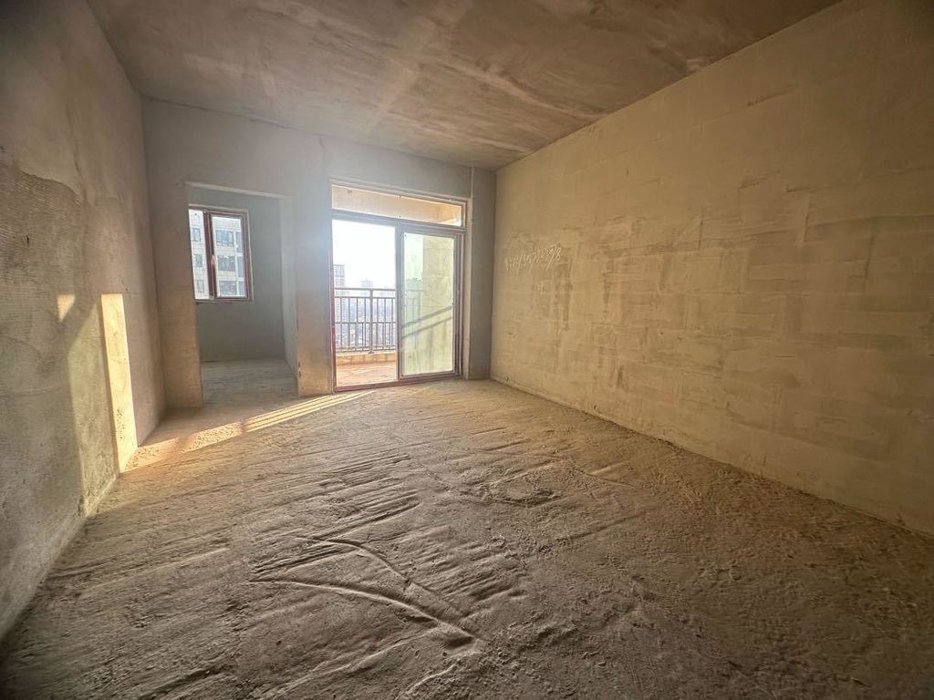 城南三小旁，新城花园小高层毛坯三房，证件满二，单价4600！看房方便