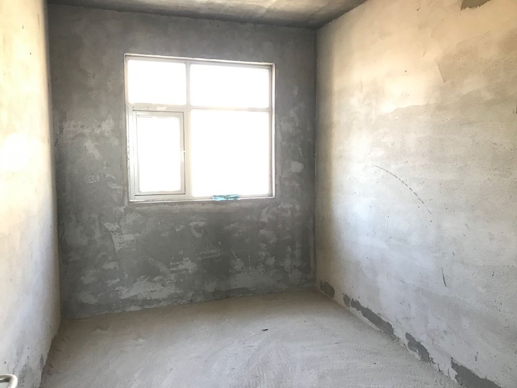 清华园毛坯四房.中间楼层.看房方便