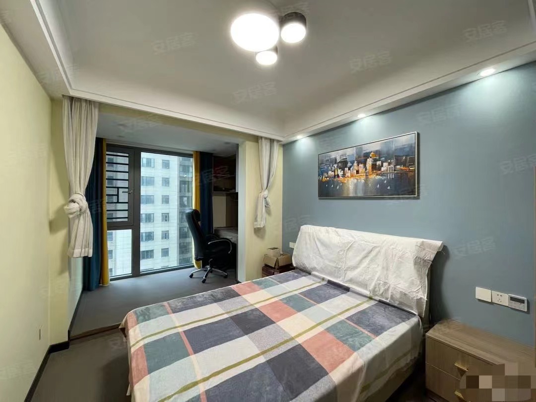 49，城南新三中旁，全屋定制衣柜➕左右沙发，全新精装三房，证件满二，中间楼层