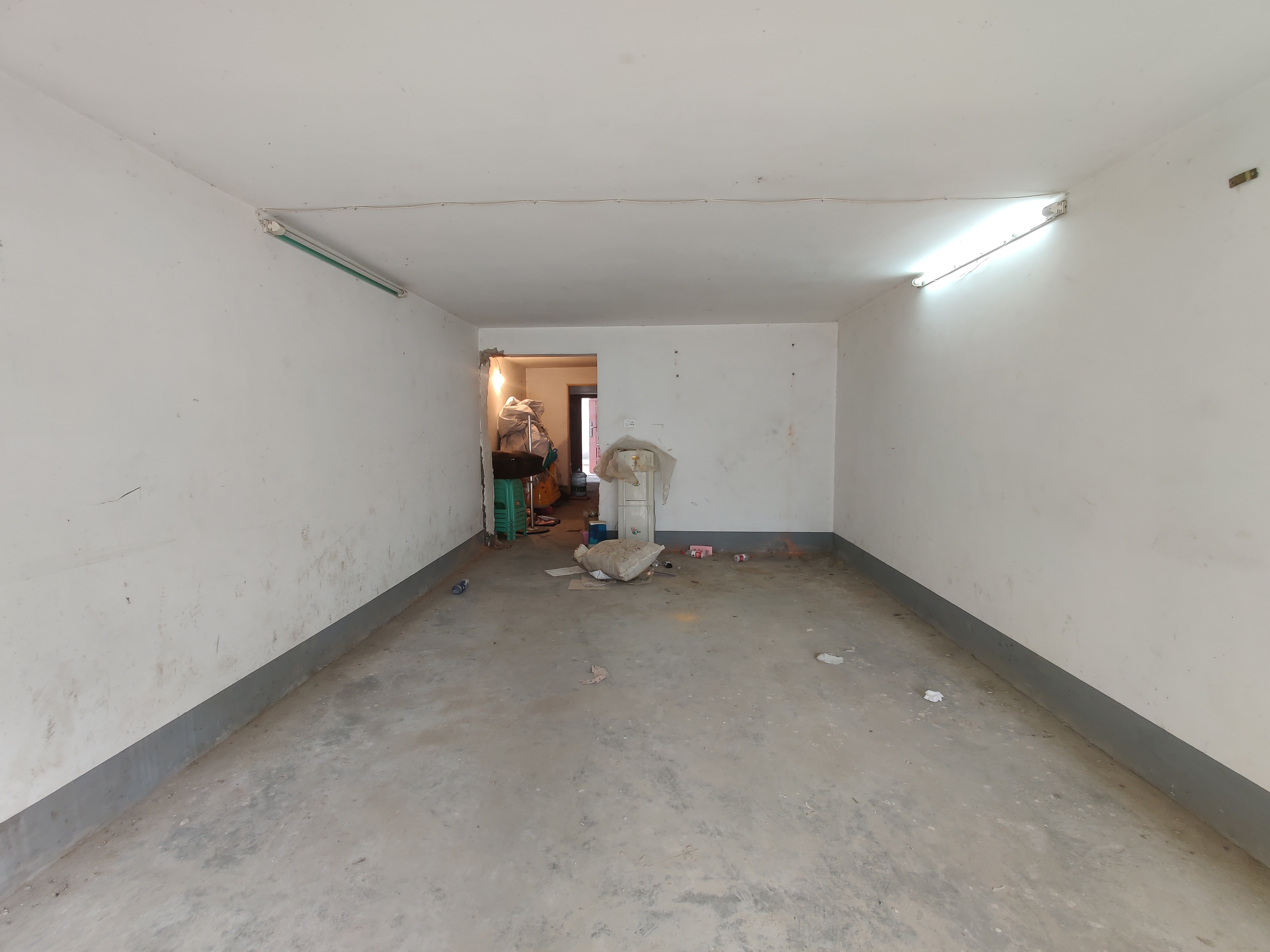 新村河东街 栋单元楼一梯一户大平层带地下室车库 立水电有卫生间