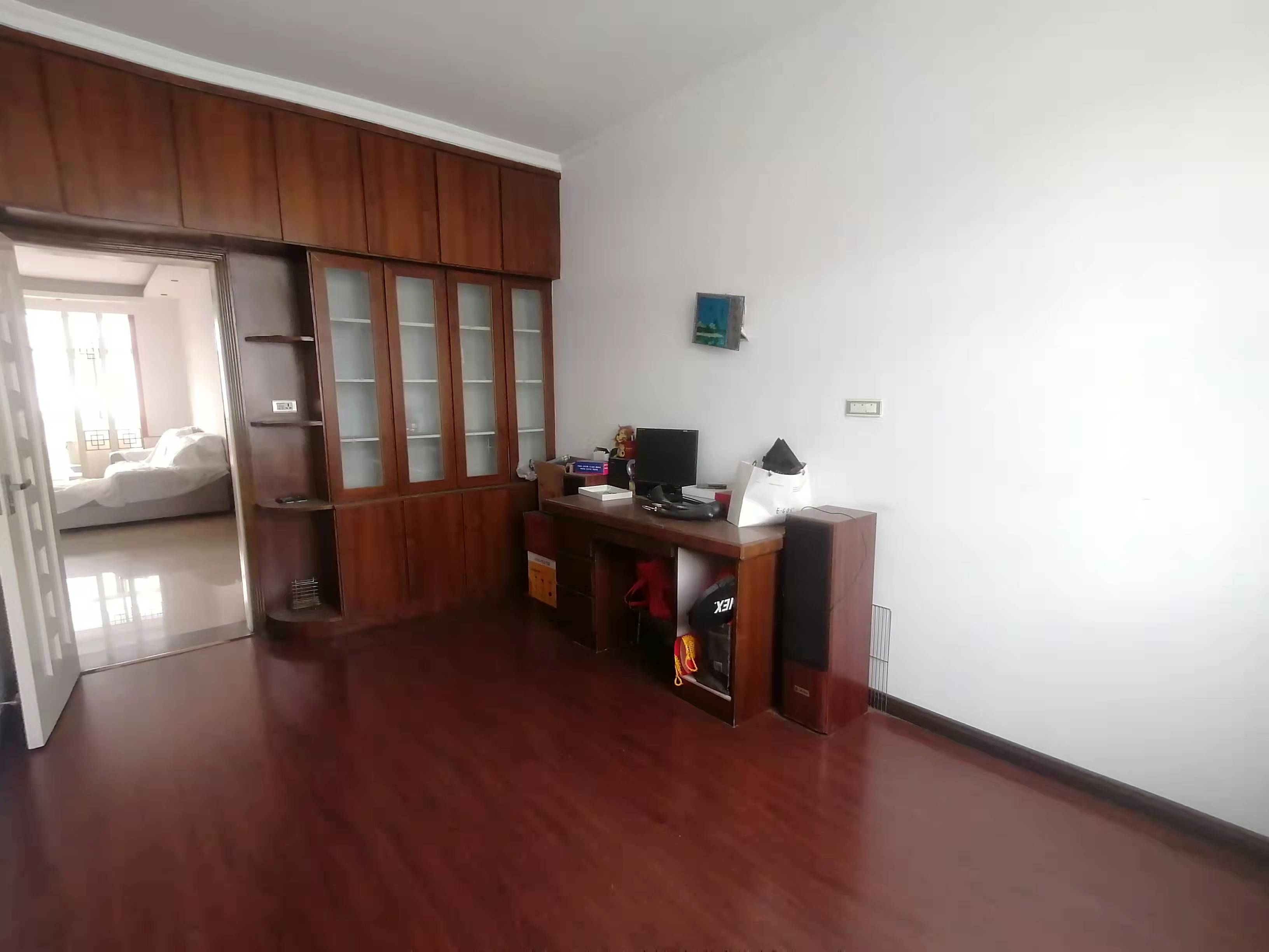 车站对面宏达小区精装修南北通透手付5万采光超好