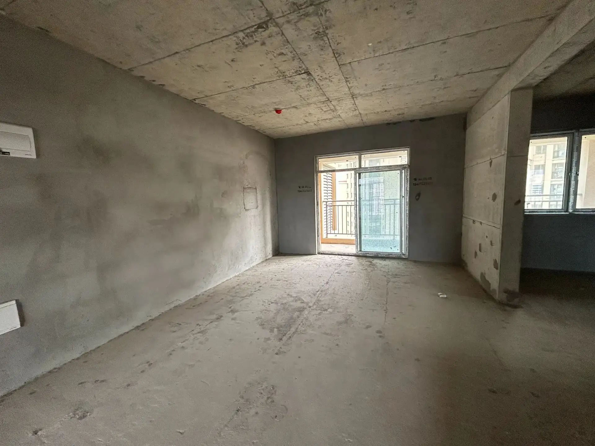 城南沔街南国明珠毛坯三房，南北双阳台，一口价55万！单价4000