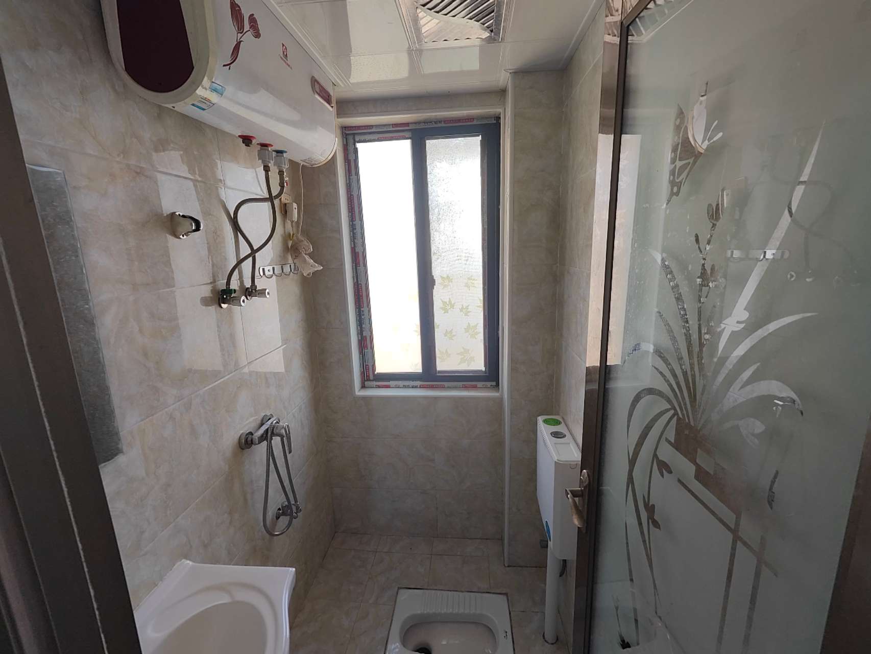 三楼三楼职院对面的好房子，单间带卫生间，房子外观新的很，里面装修的也很漂亮，