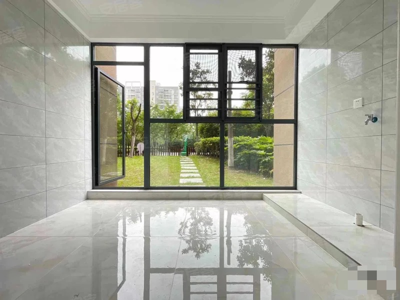 急售，城南，元泰A 区，1楼带院子房子，精装3房2卫，证满二